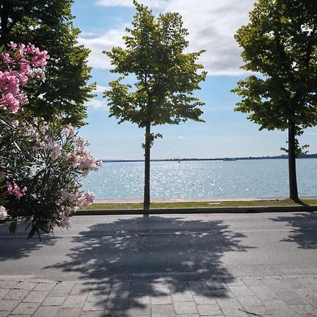 Appartamento Floriana Desenzano del Garda Bagian luar foto