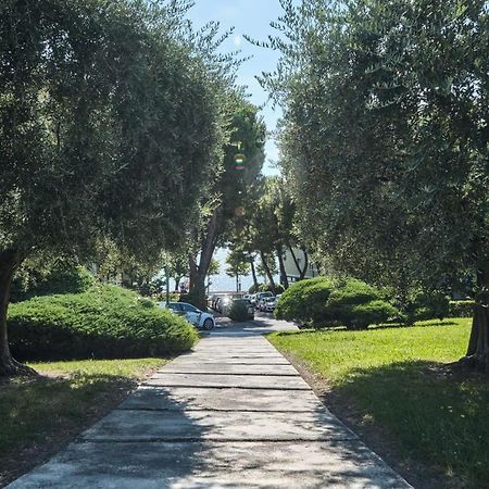 Appartamento Floriana Desenzano del Garda Bagian luar foto