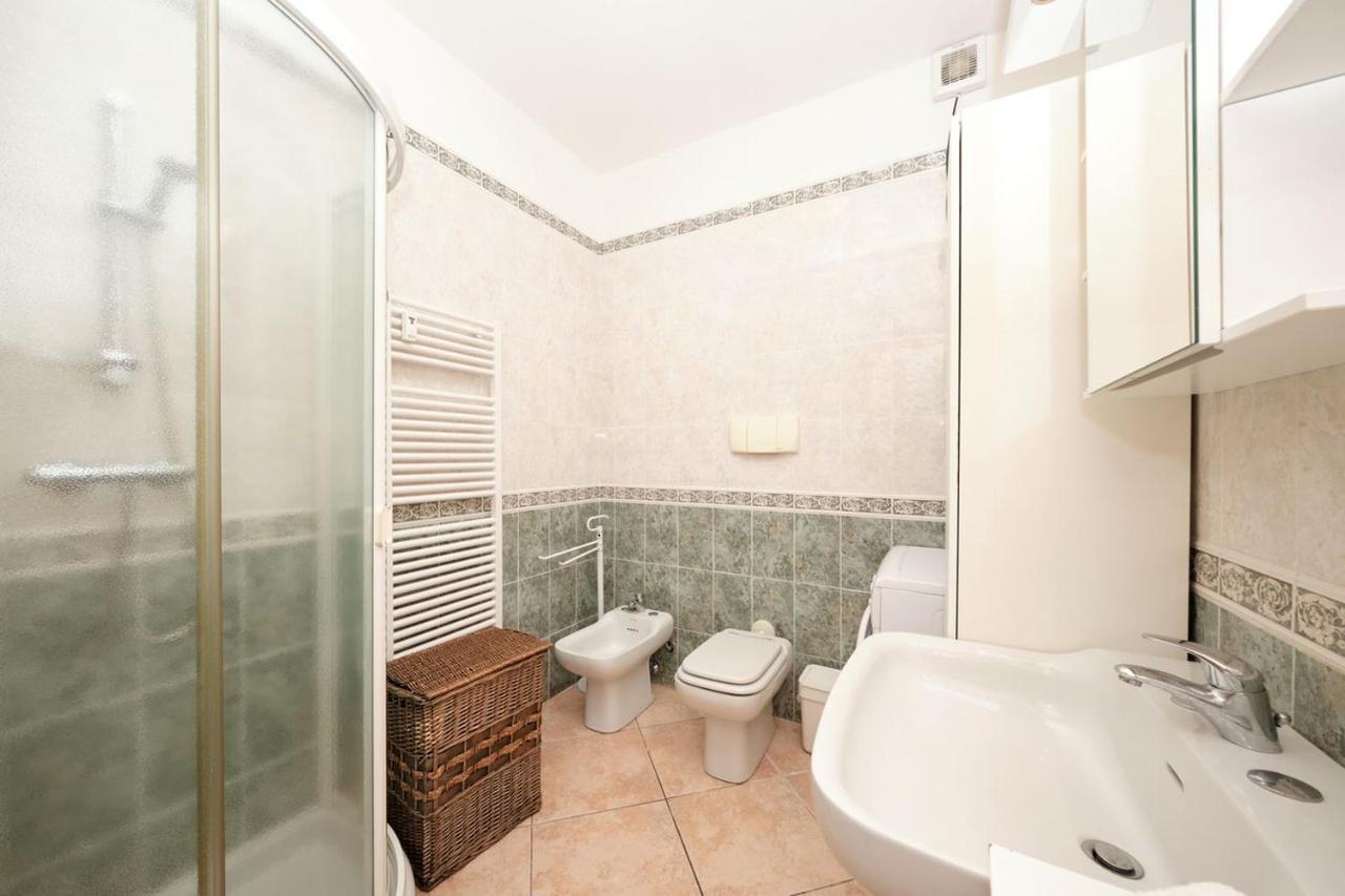 Appartamento Floriana Desenzano del Garda Bagian luar foto