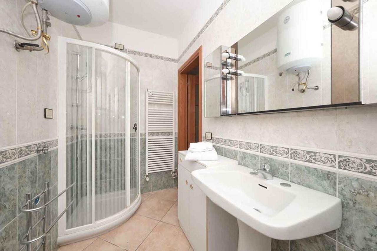 Appartamento Floriana Desenzano del Garda Bagian luar foto