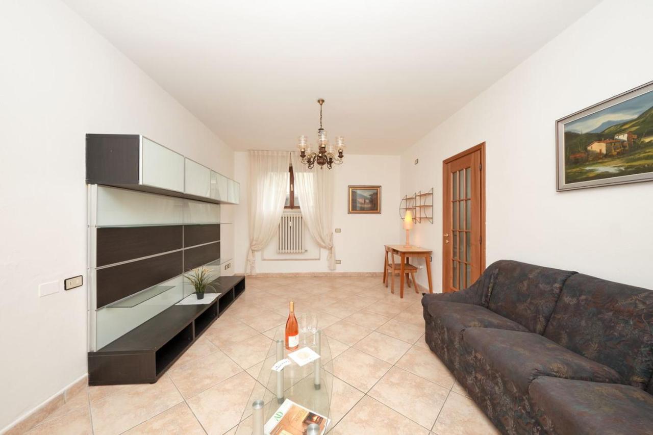 Appartamento Floriana Desenzano del Garda Bagian luar foto