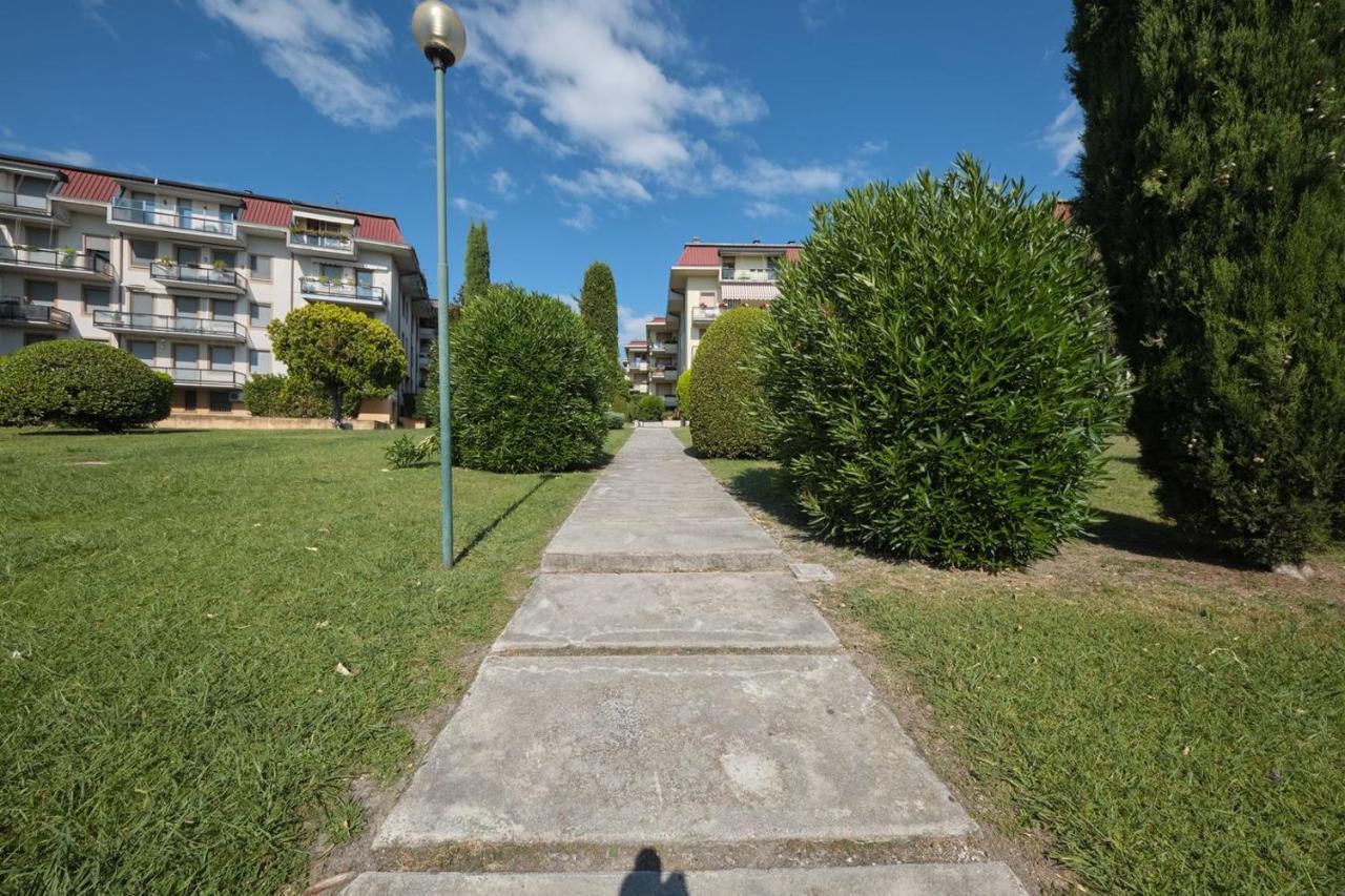 Appartamento Floriana Desenzano del Garda Bagian luar foto