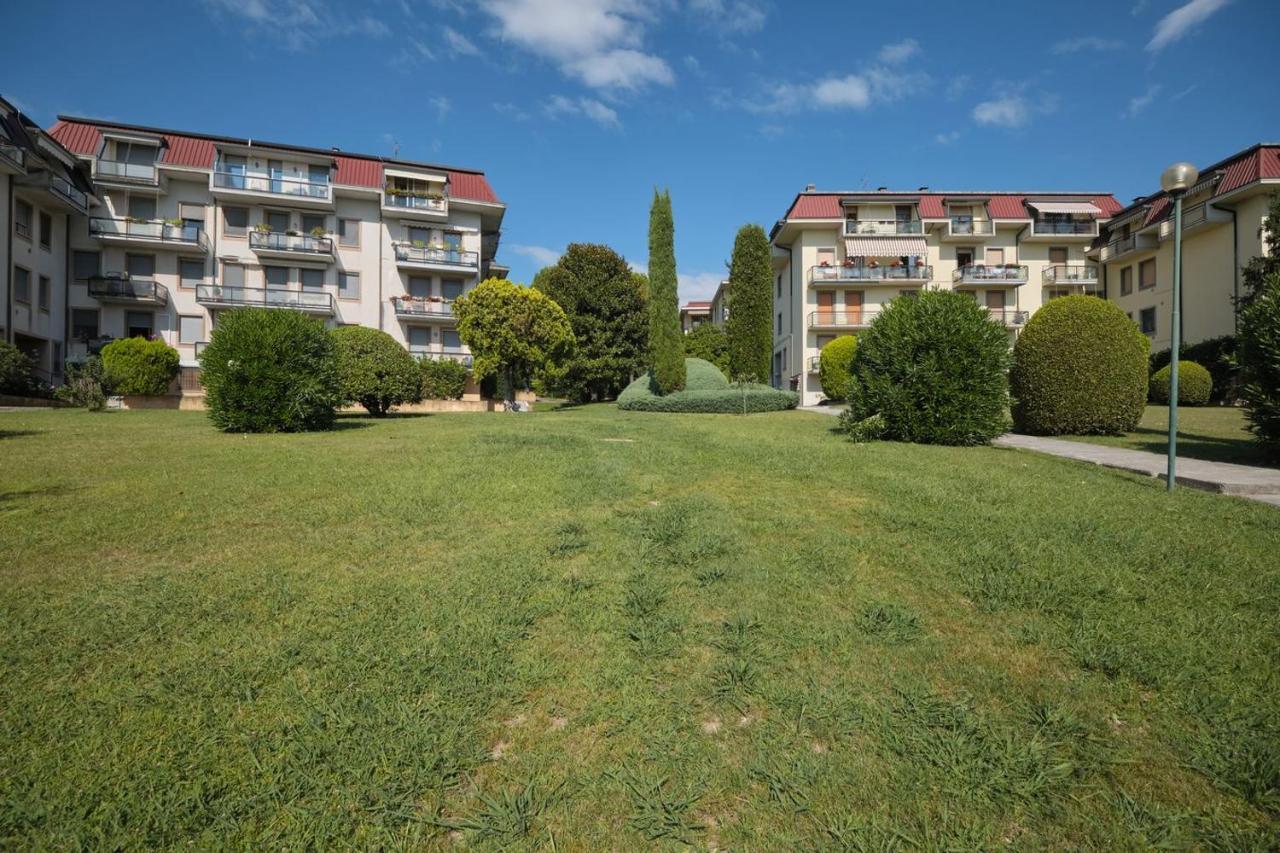 Appartamento Floriana Desenzano del Garda Bagian luar foto